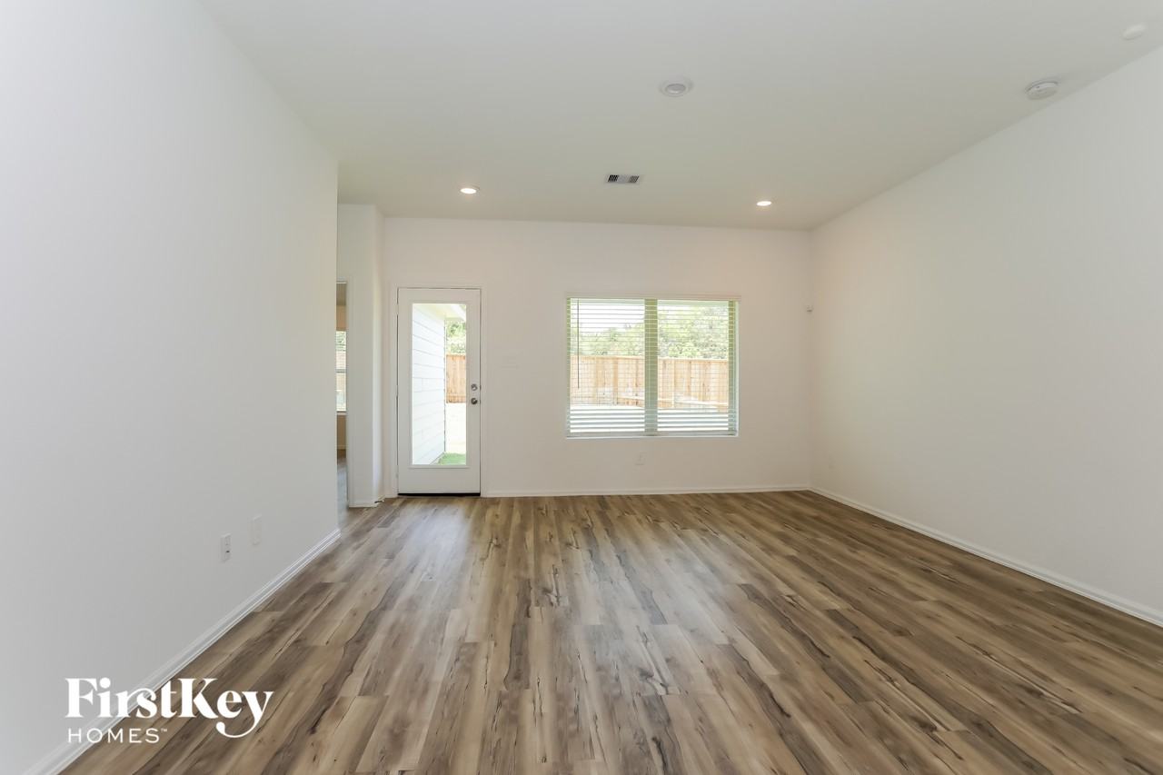 904 Pickering Oak Row - Photo 4 of 15