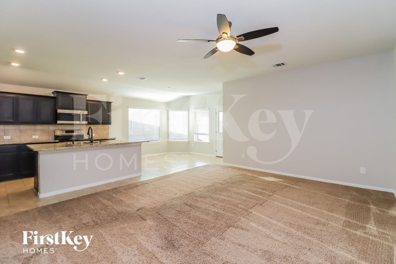 525 Foxhunter St - Photo 2 of 18