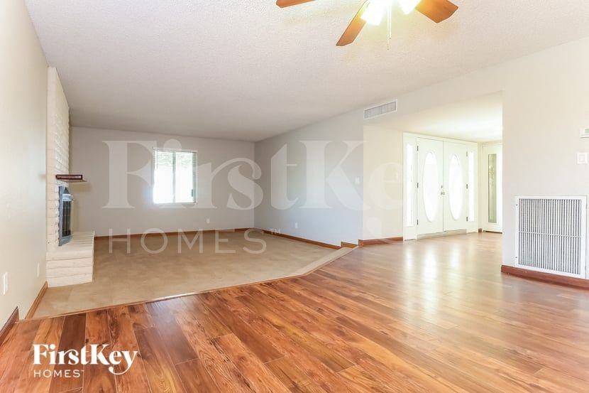 9601 N 34th Ave - Photo 4 of 15