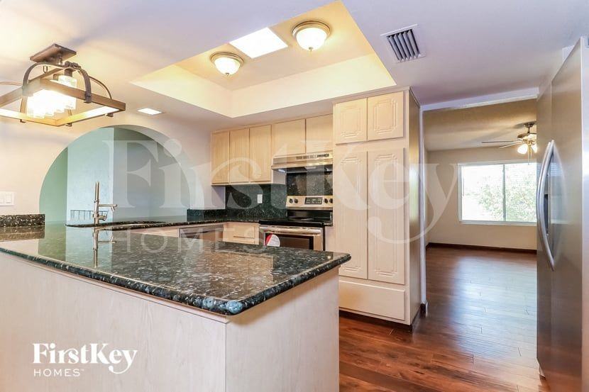 9601 N 34th Ave - Photo 6 of 15