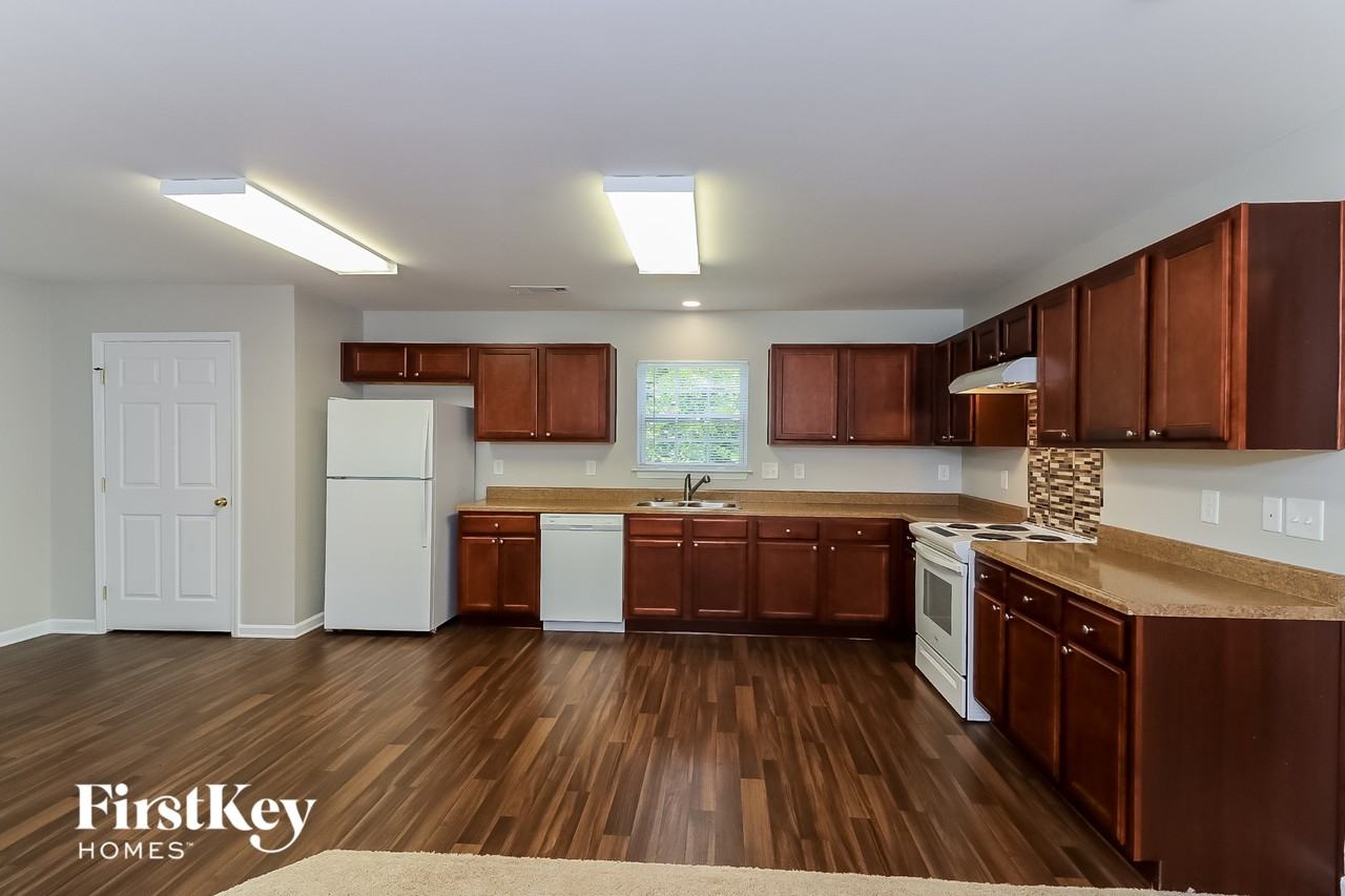 8409 Military Way - Photo 7 of 15