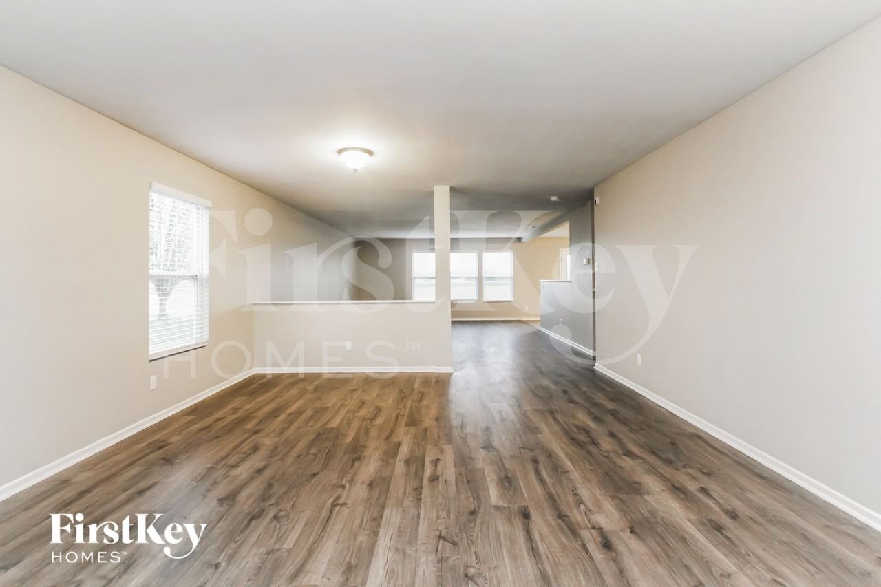 1643 Carriage Cir - Photo 3 of 15