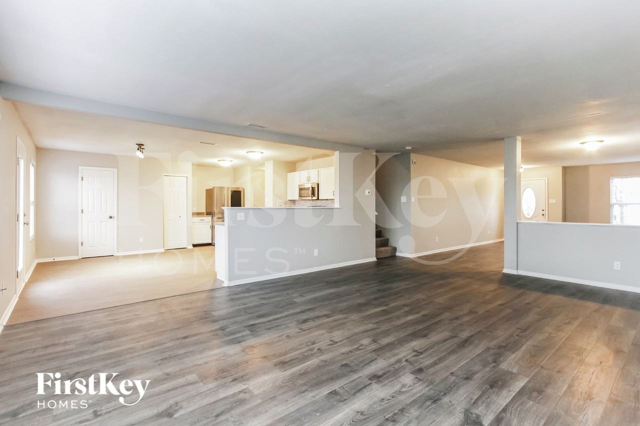 1643 Carriage Cir - Photo 4 of 15