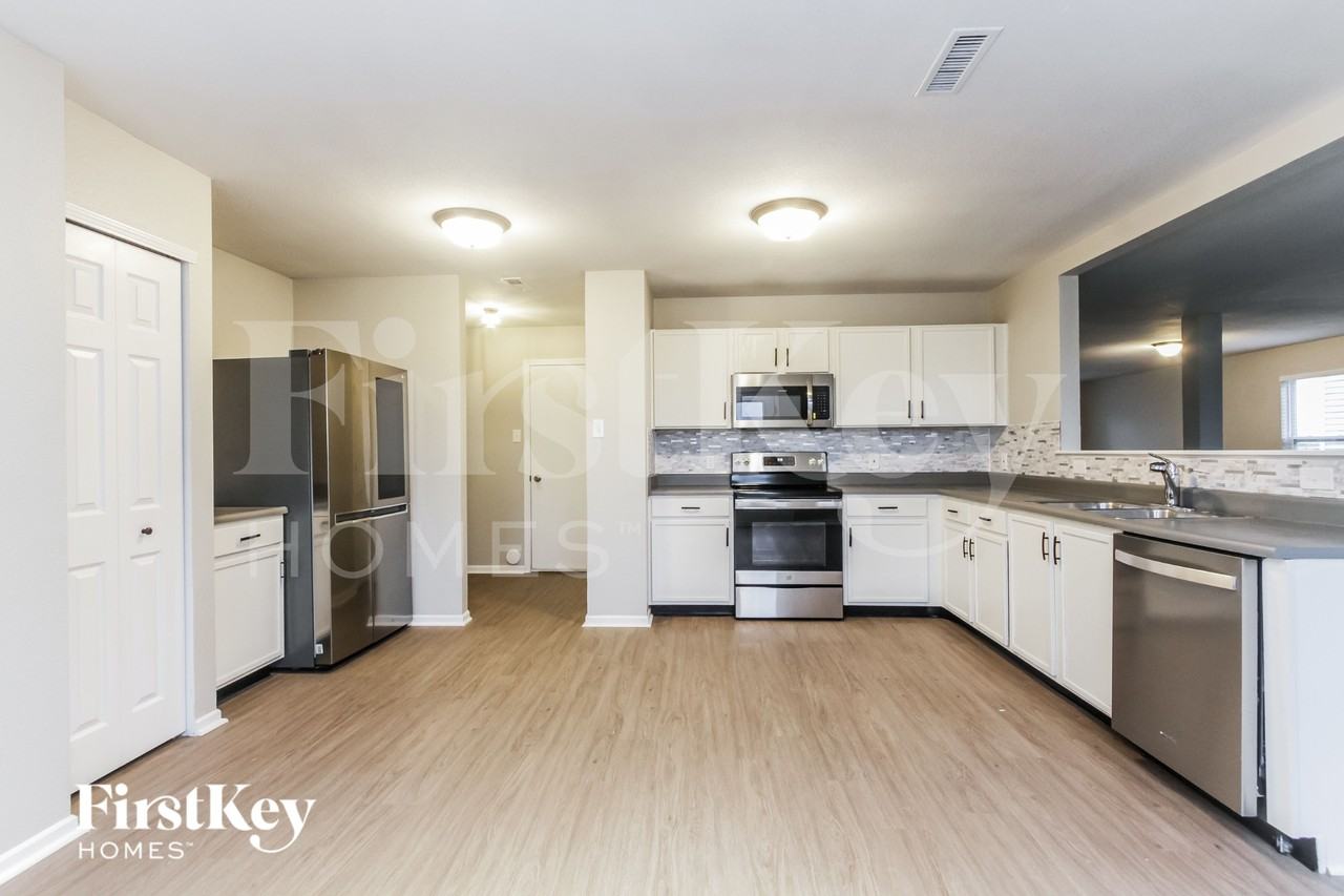 1643 Carriage Cir - Photo 5 of 15