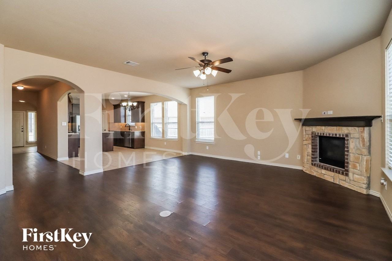 1005 Destrehan Ct - Photo 5 of 20