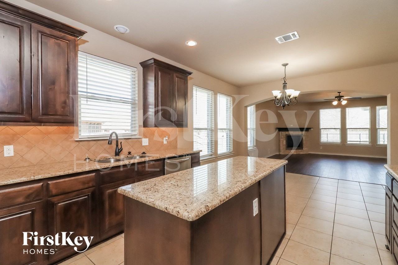 1005 Destrehan Ct - Photo 7 of 20