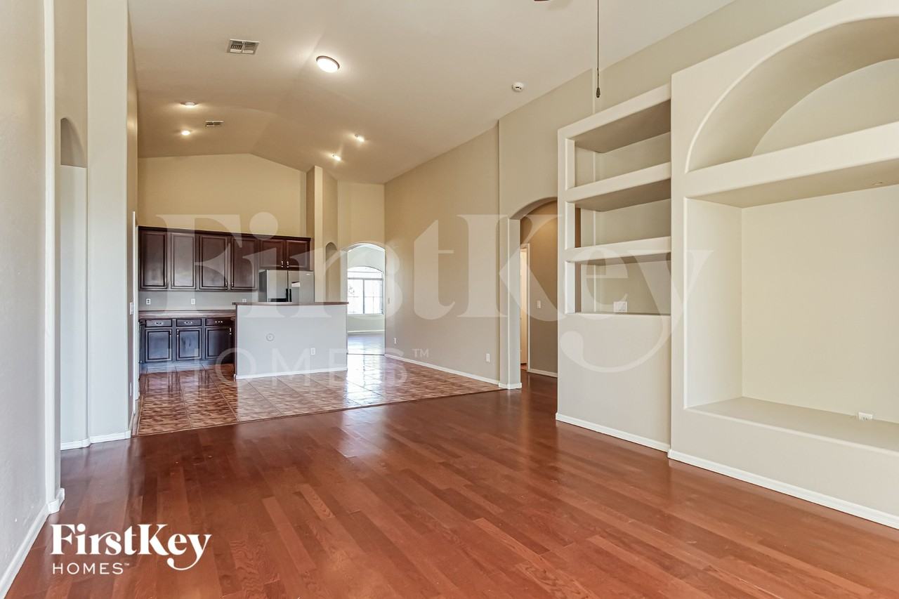 14135 W Riviera Dr - Photo 5 of 15