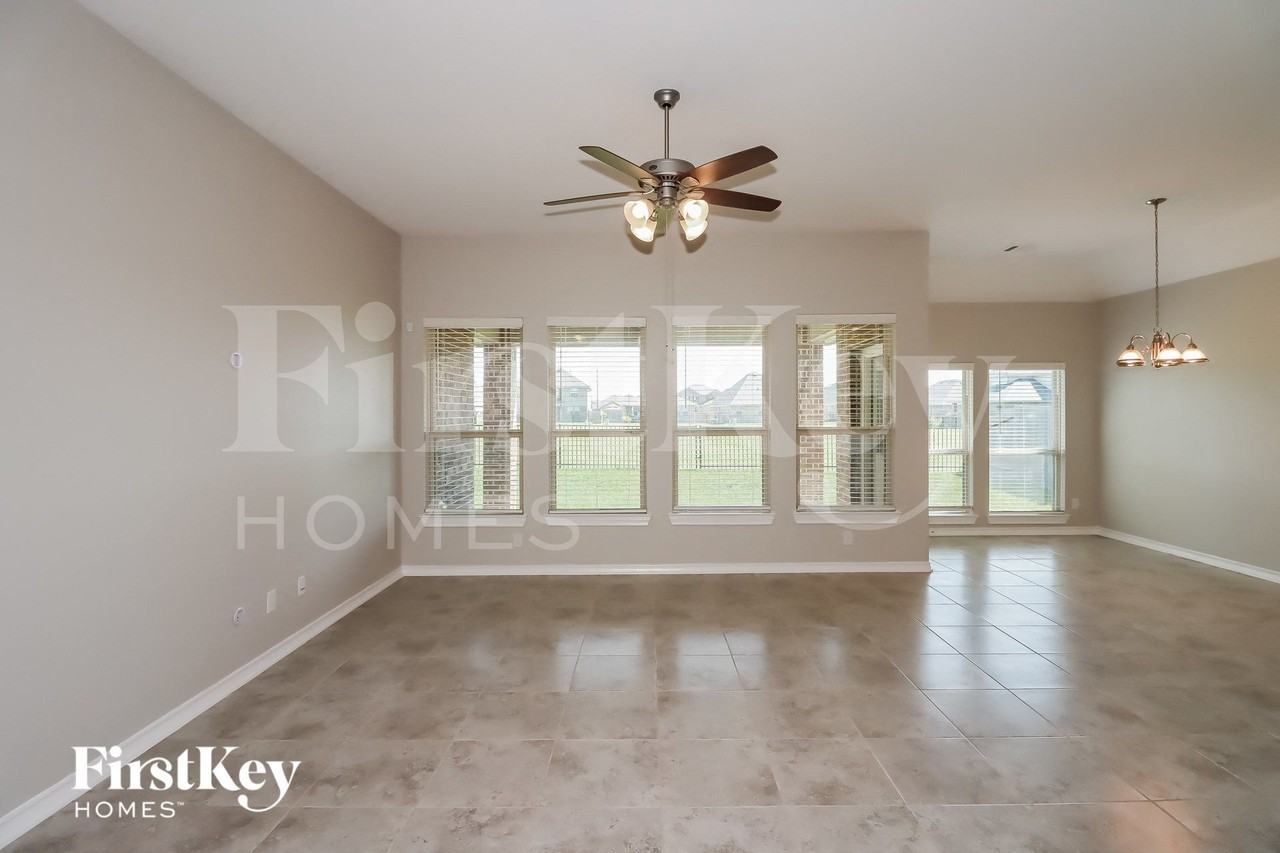 6211 Kolle Dr - Photo 3 of 15