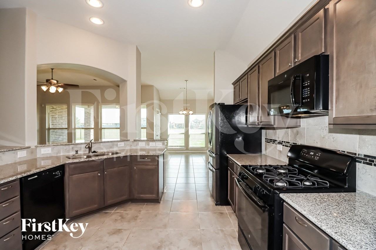 6211 Kolle Dr - Photo 6 of 15