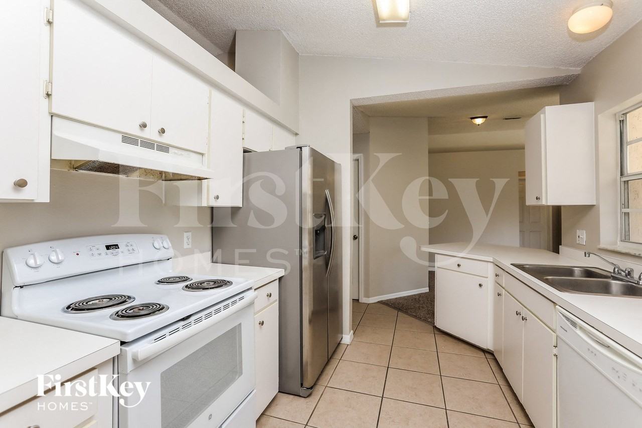 2059 Gallagher Ave - Photo 5 of 15