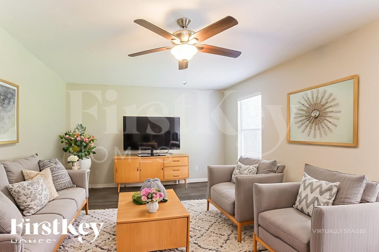 1910 Emerald Pathway Dr - Photo 4 of 18