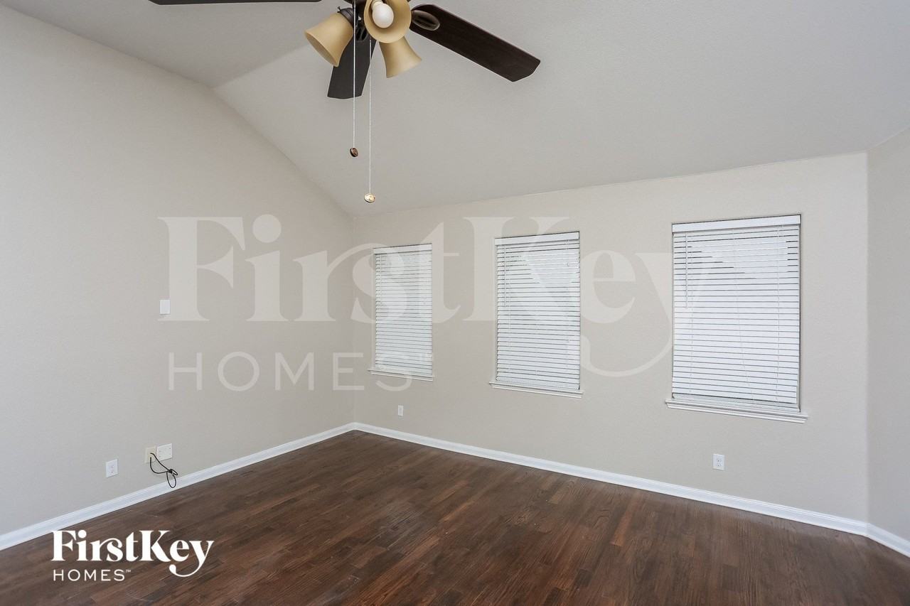 202 Brook Ct - Photo 3 of 15