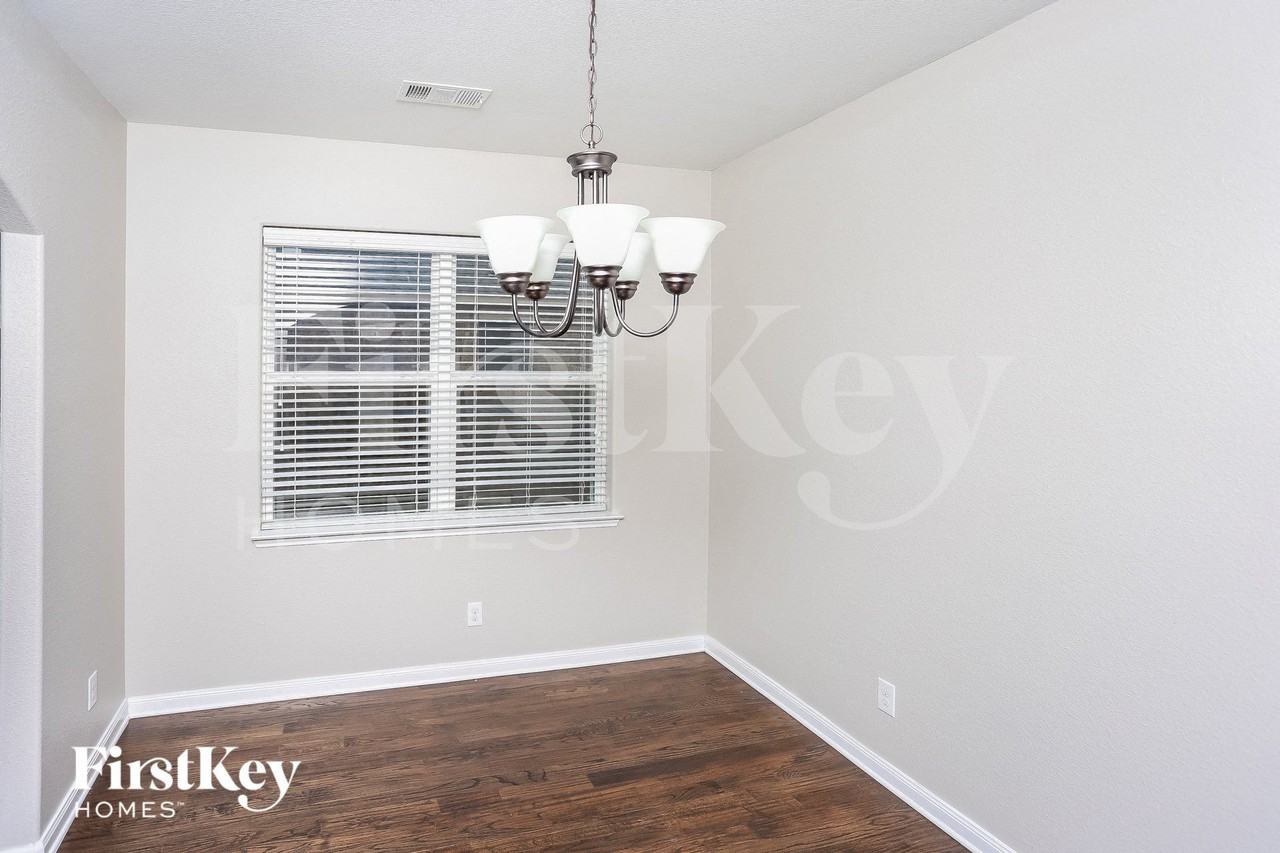 202 Brook Ct - Photo 4 of 15