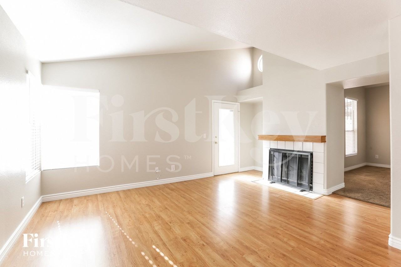 7861 Mt Shasta Cir - Photo 4 of 15