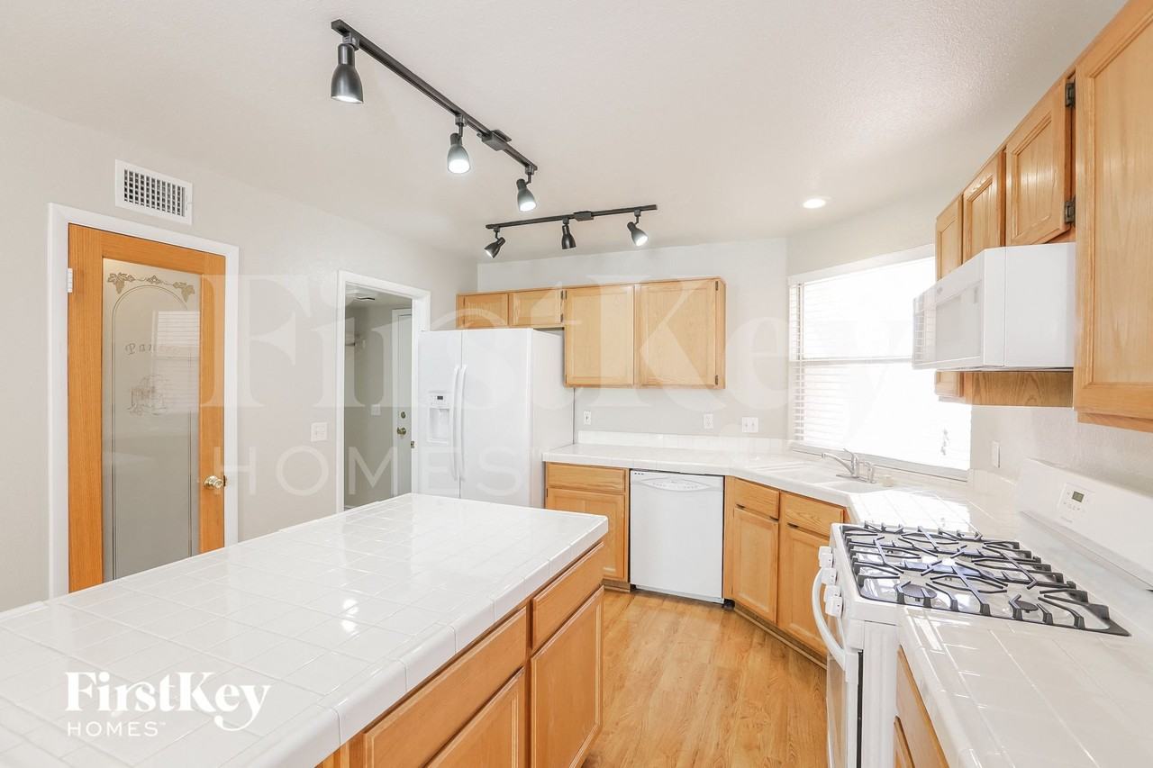 7861 Mt Shasta Cir - Photo 6 of 15