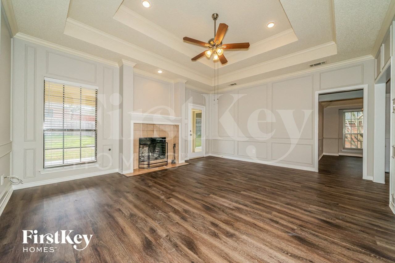 700 Robin Meadow Dr - Photo 2 of 15