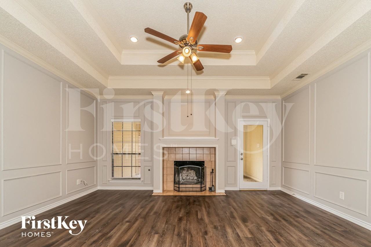 700 Robin Meadow Dr - Photo 3 of 15