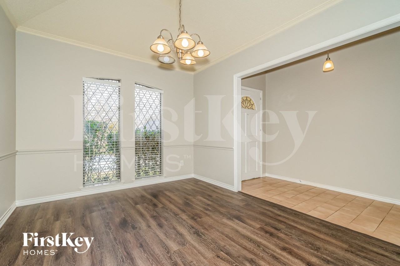 700 Robin Meadow Dr - Photo 4 of 15