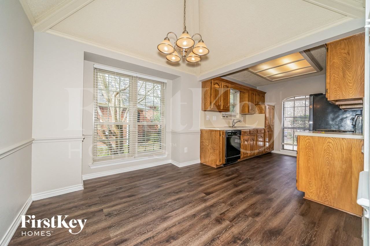 700 Robin Meadow Dr - Photo 5 of 15