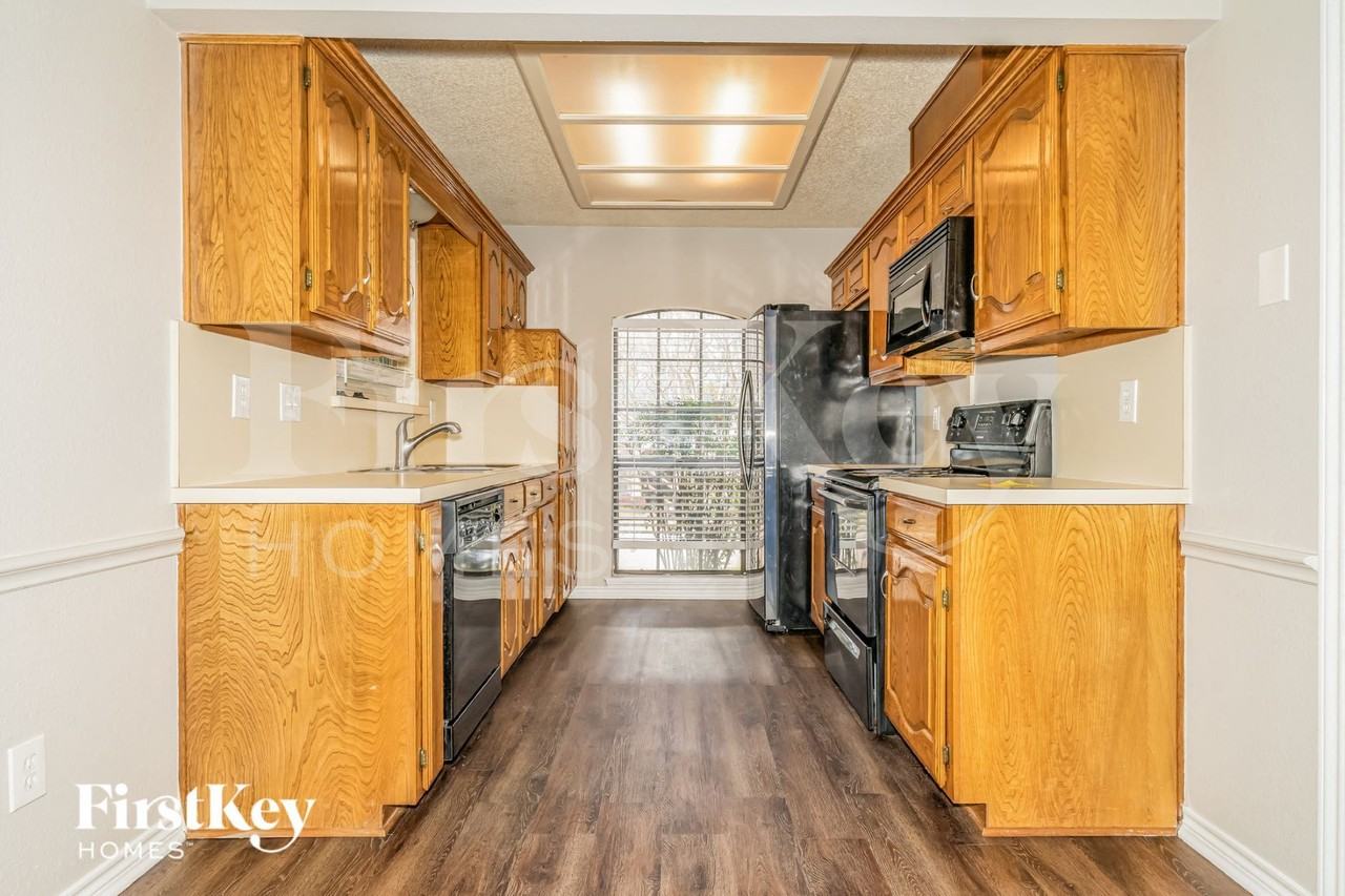 700 Robin Meadow Dr - Photo 6 of 15