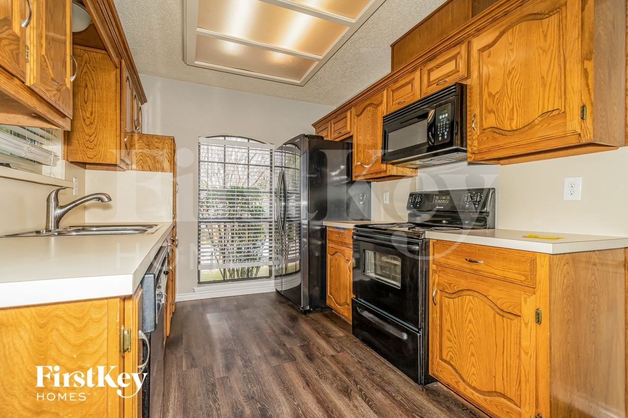 700 Robin Meadow Dr - Photo 7 of 15