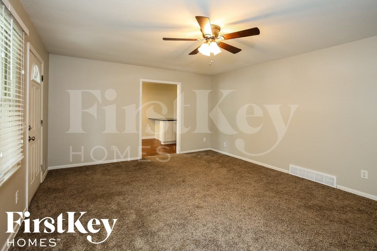 607 Ne Main St - Photo 3 of 15