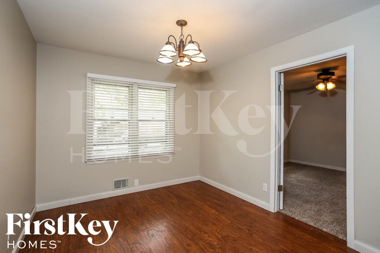 607 Ne Main St - Photo 4 of 15