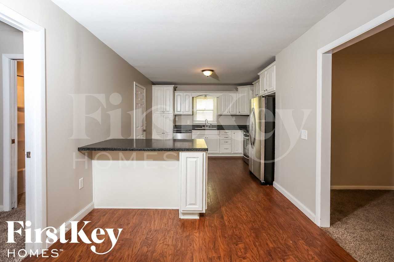 607 Ne Main St - Photo 5 of 15