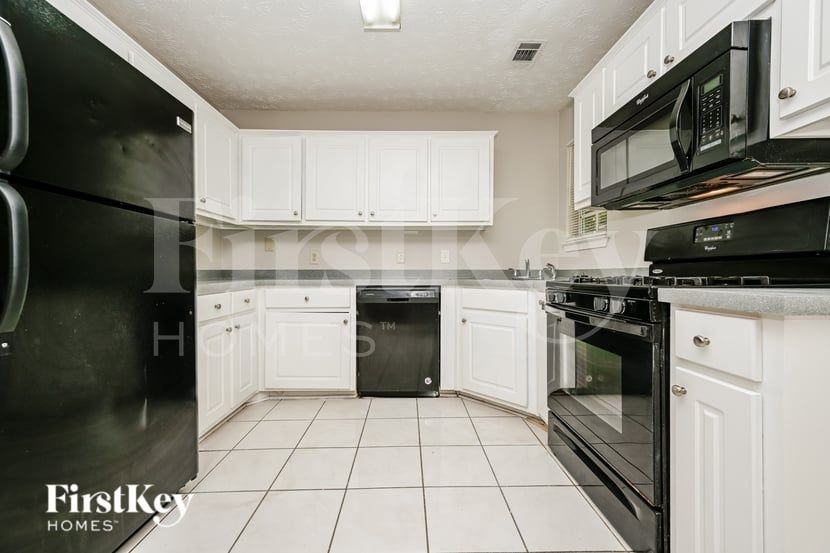 3827 Monarch Ct - Photo 4 of 16