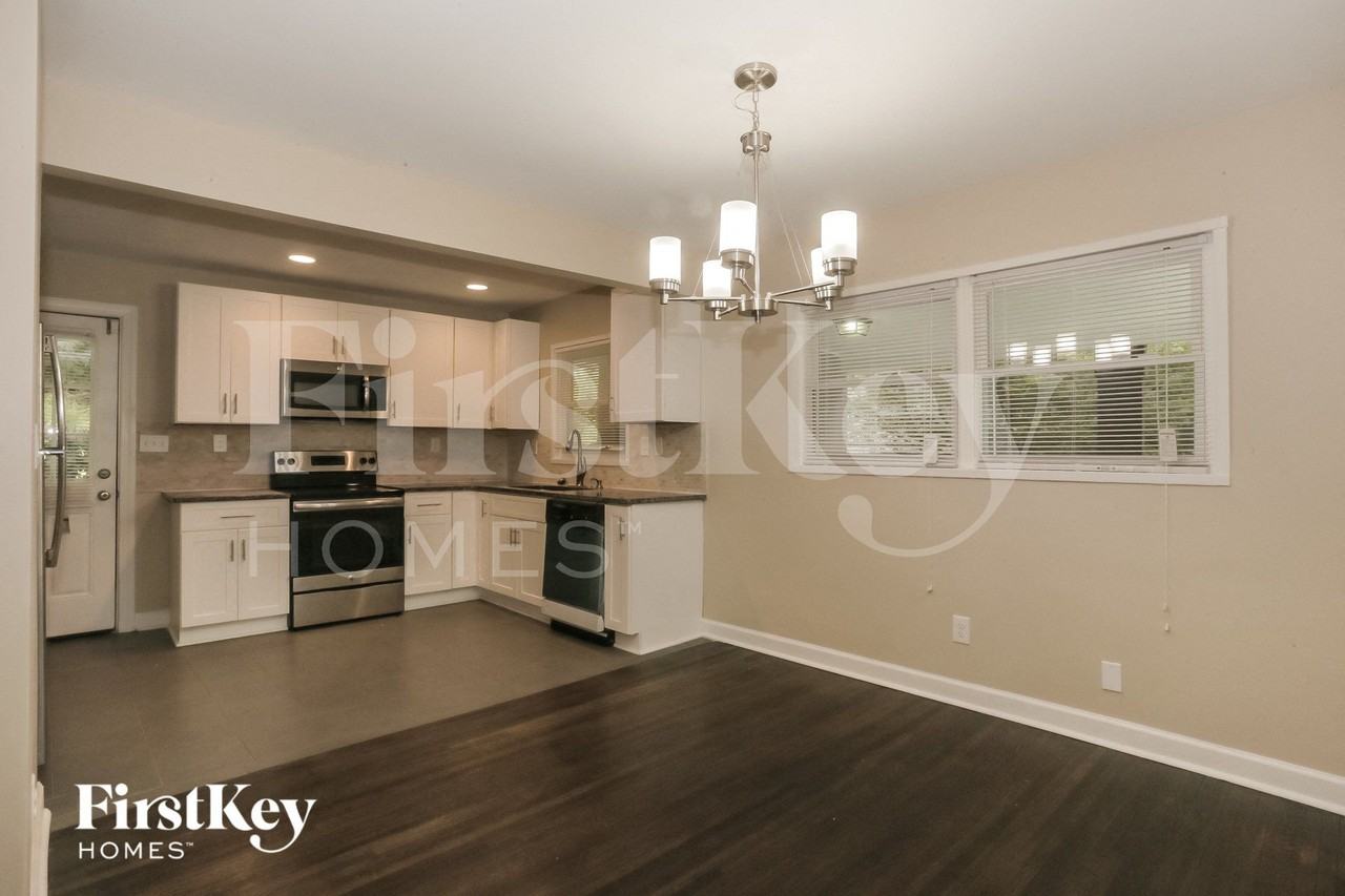 1855 Shamrock Dr - Photo 4 of 15