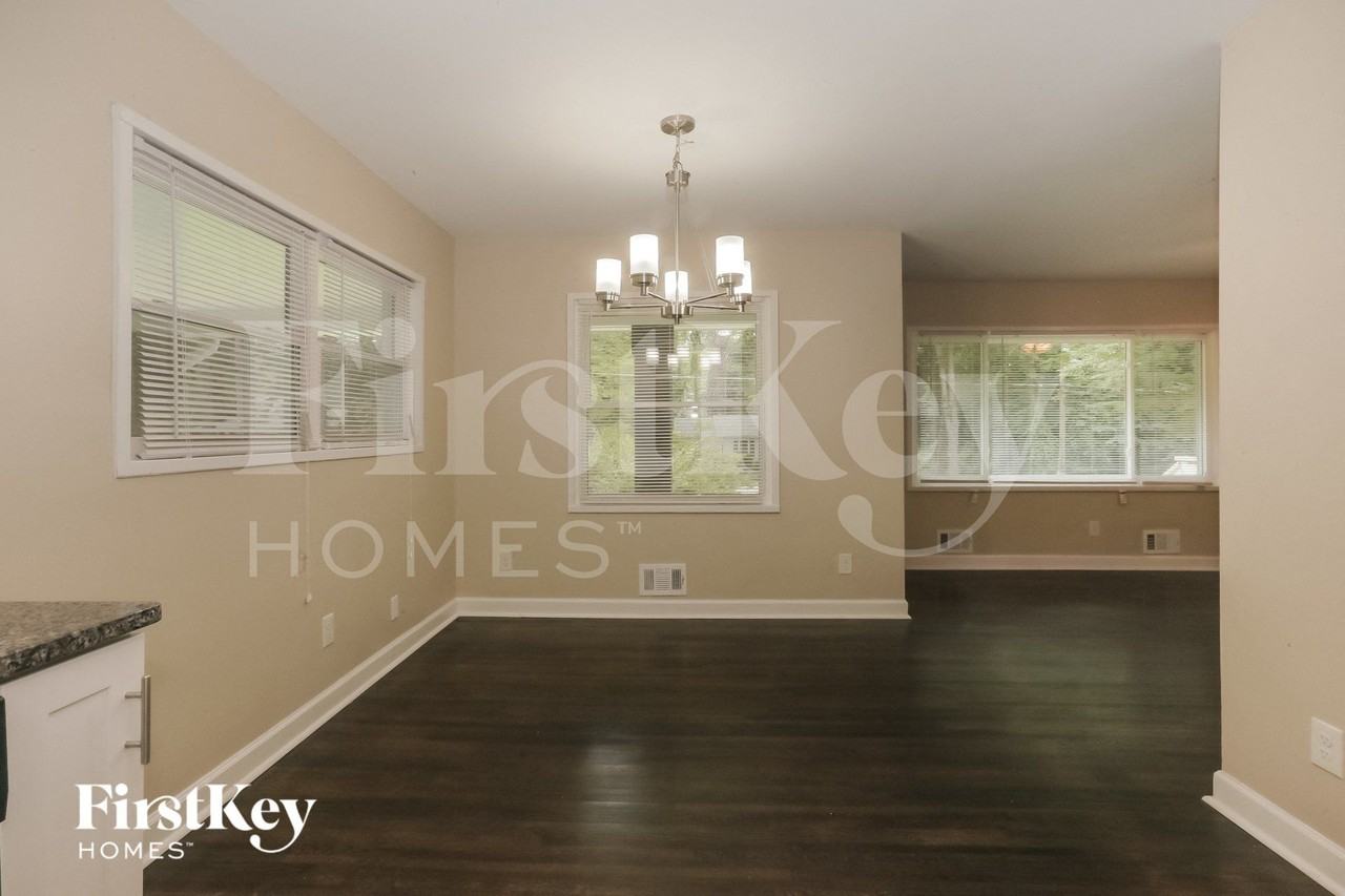 1855 Shamrock Dr - Photo 5 of 15