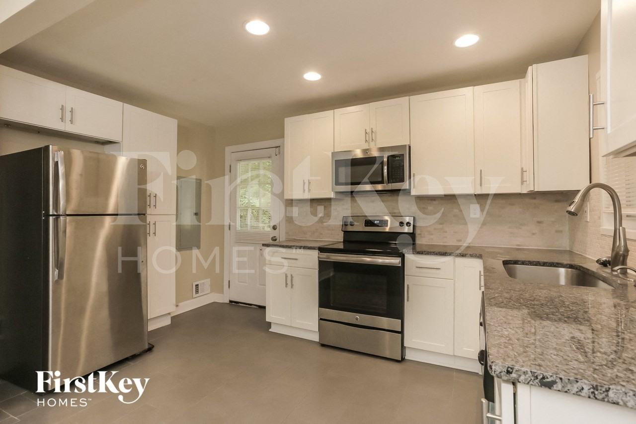 1855 Shamrock Dr - Photo 6 of 15