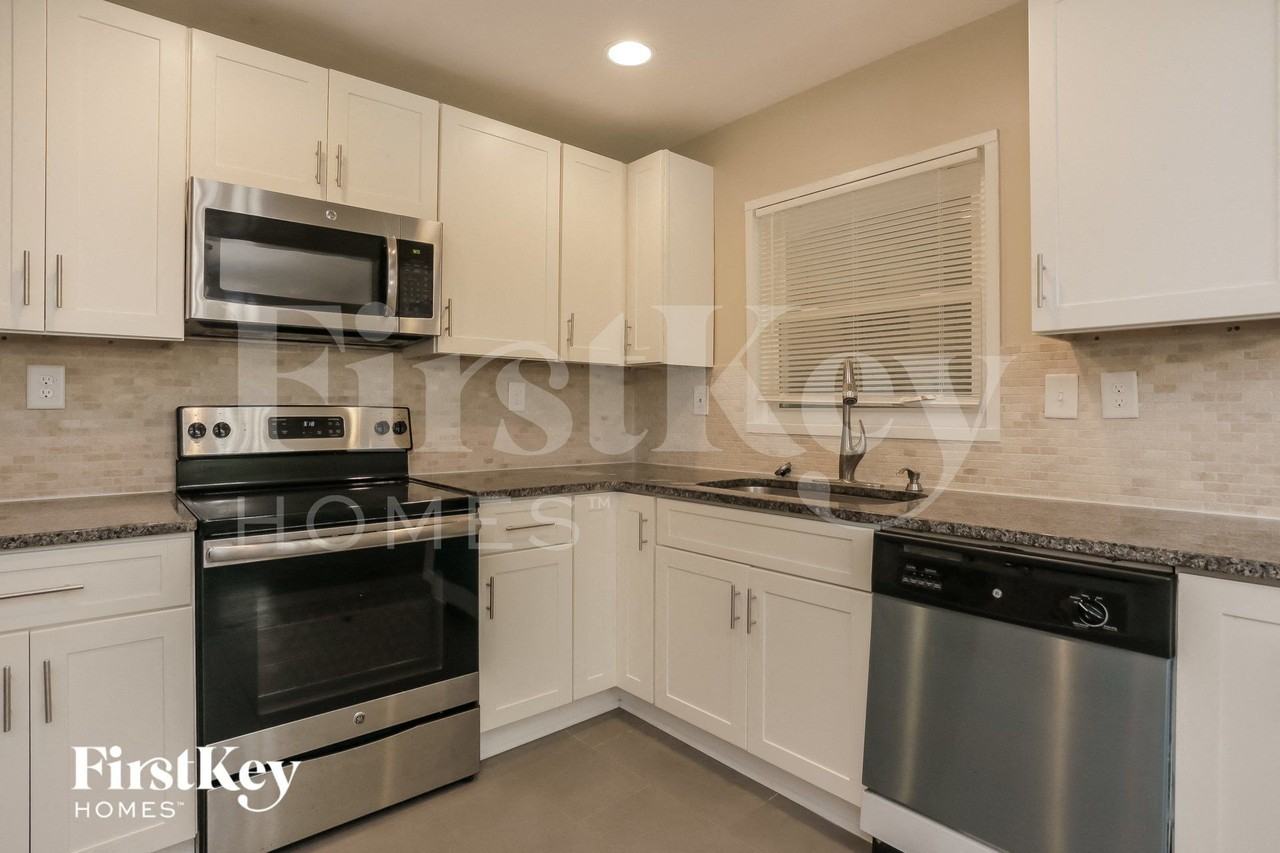 1855 Shamrock Dr - Photo 7 of 15