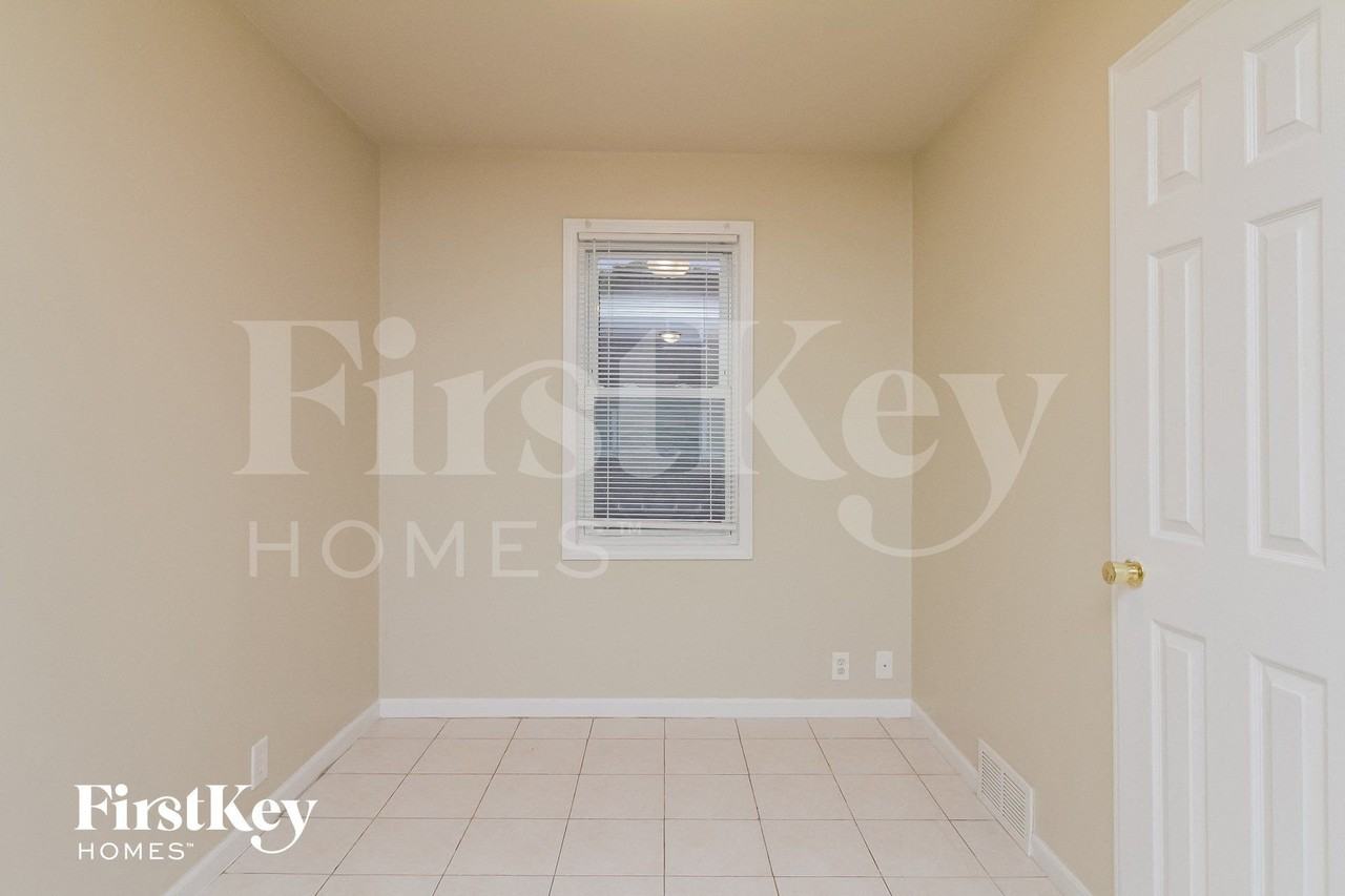 1369 Hinman St - Photo 4 of 14