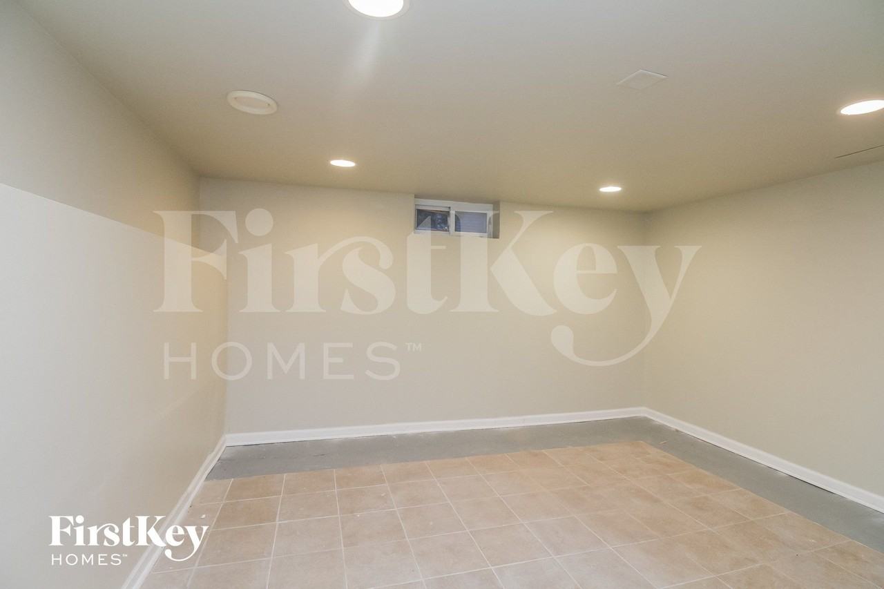 1369 Hinman St - Photo 6 of 14