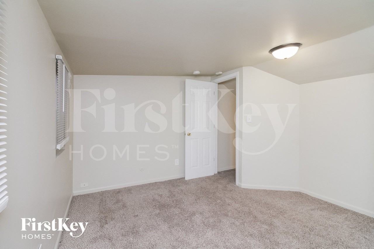 1369 Hinman St - Photo 7 of 14