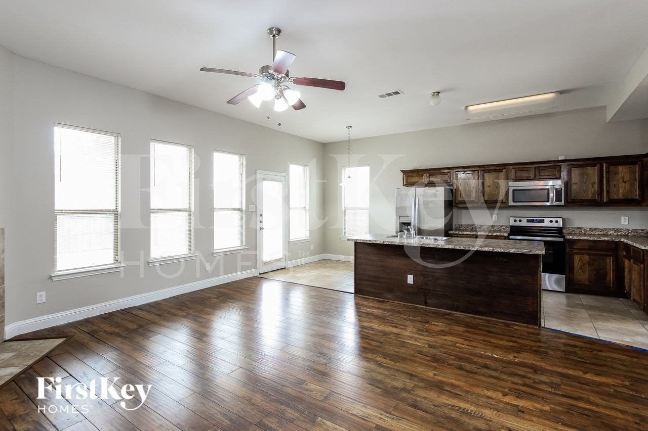 1215 Jewell Ln - Photo 4 of 16