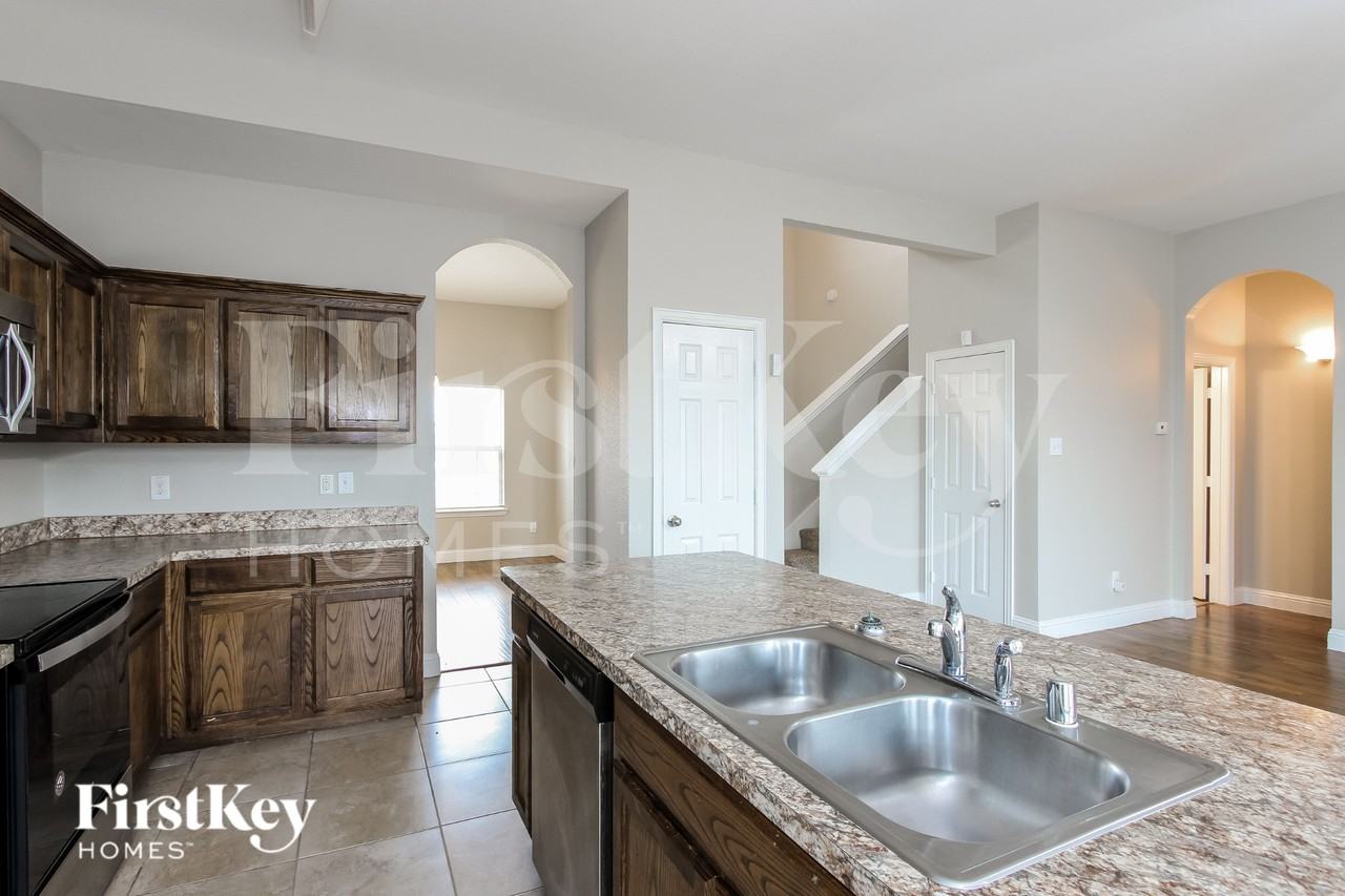 1215 Jewell Ln - Photo 6 of 16