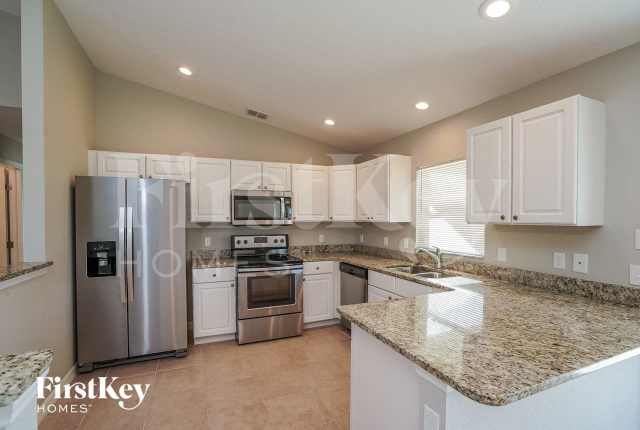 12087 Helios Ave - Photo 6 of 15