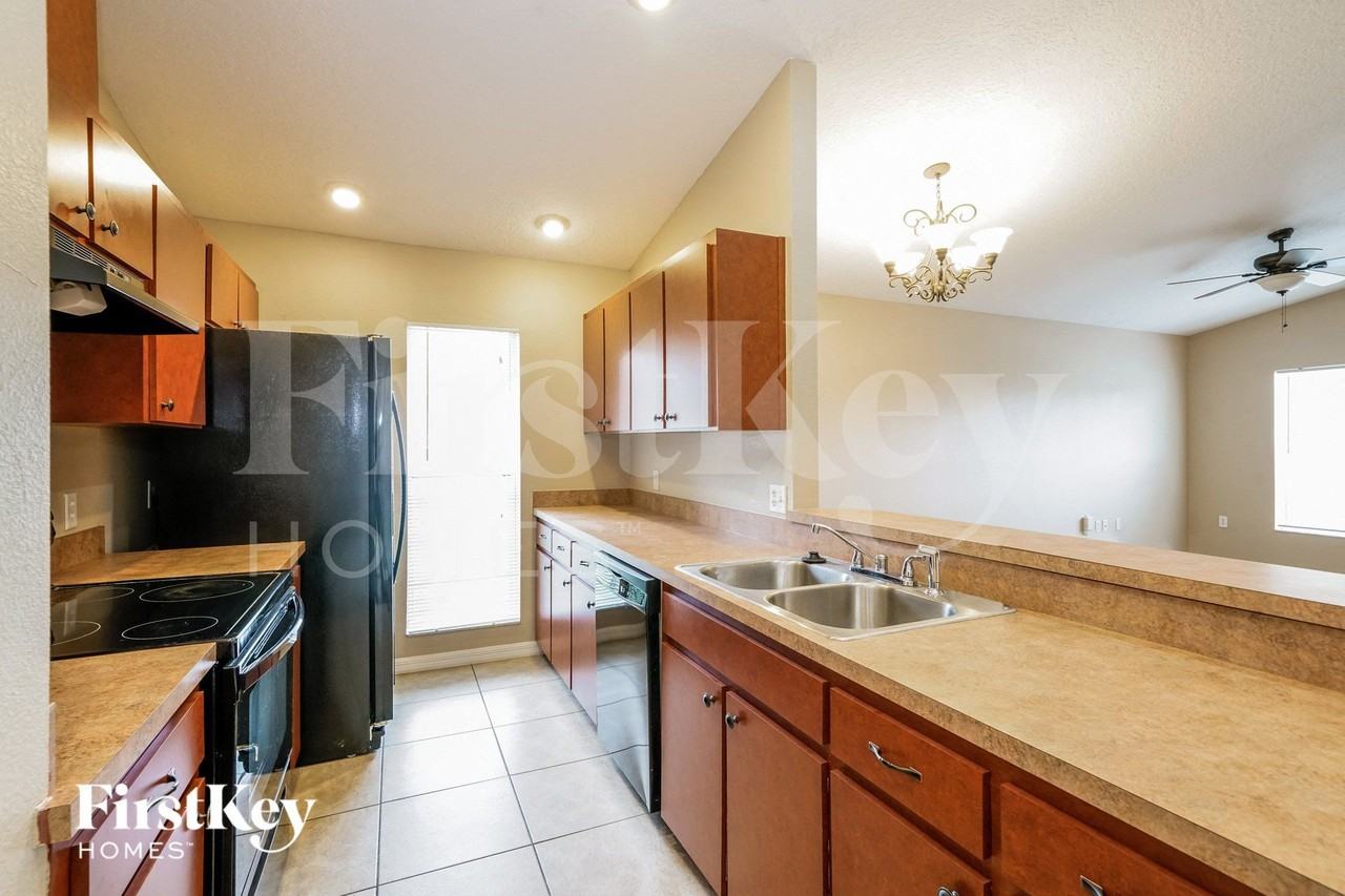 1104 Old Mossy Ct - Photo 5 of 15