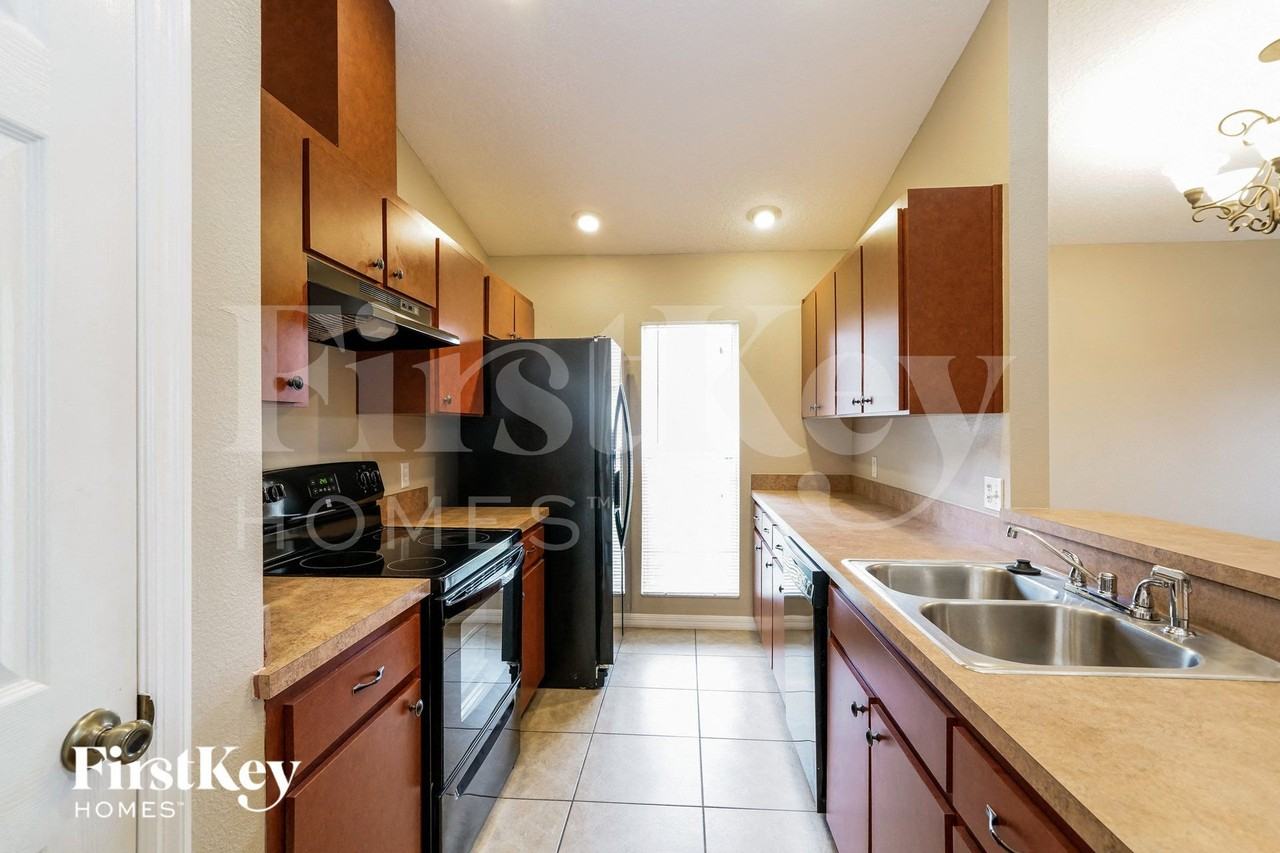 1104 Old Mossy Ct - Photo 6 of 15