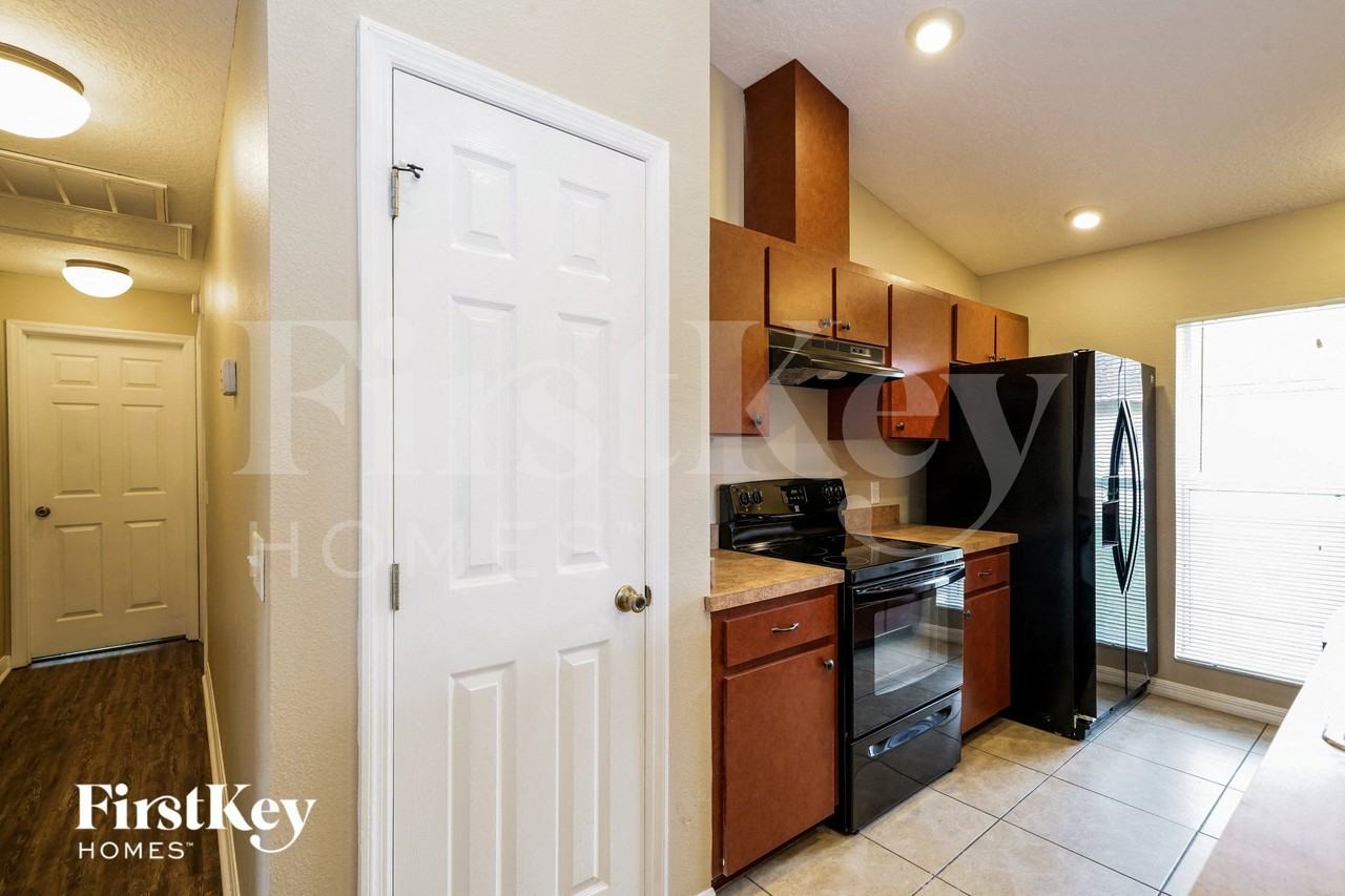 1104 Old Mossy Ct - Photo 7 of 15