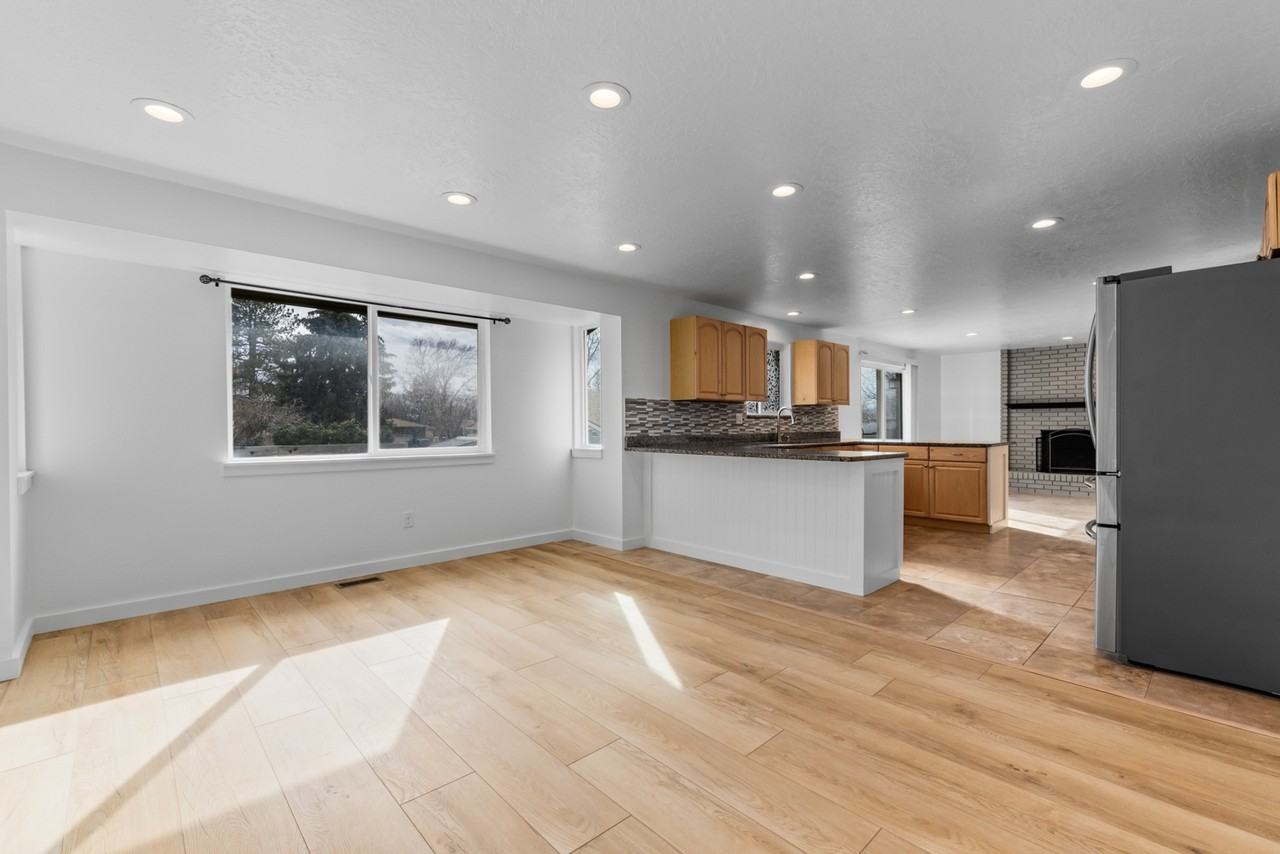 918 E Lazon Dr - Photo 4 of 40