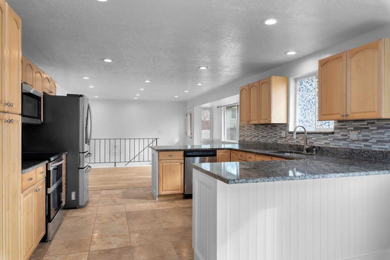 918 E Lazon Dr - Photo 6 of 40