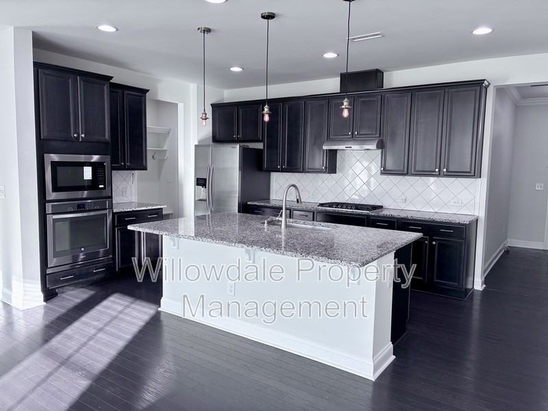 1056 Midvale Ave - Photo 3 of 37