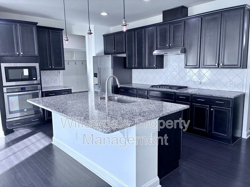 1056 Midvale Ave - Photo 4 of 37