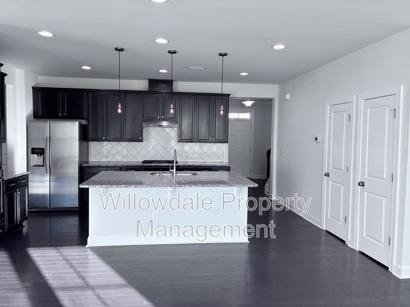 1056 Midvale Ave - Photo 6 of 37