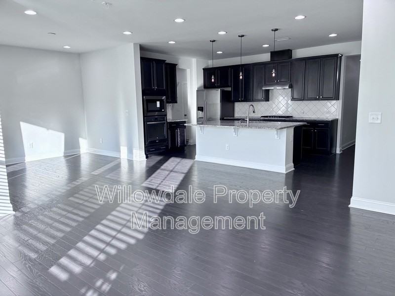 1056 Midvale Ave - Photo 7 of 37