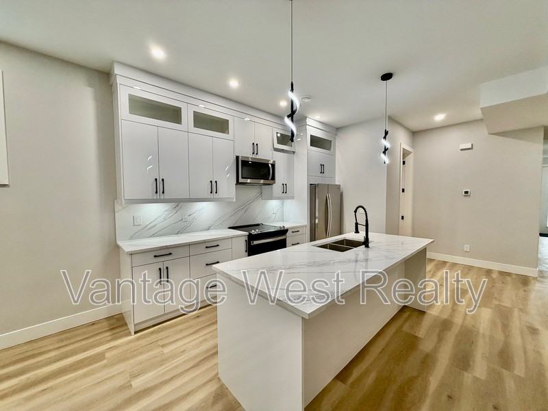 1667 Highland Dr N - Photo 2 of 37