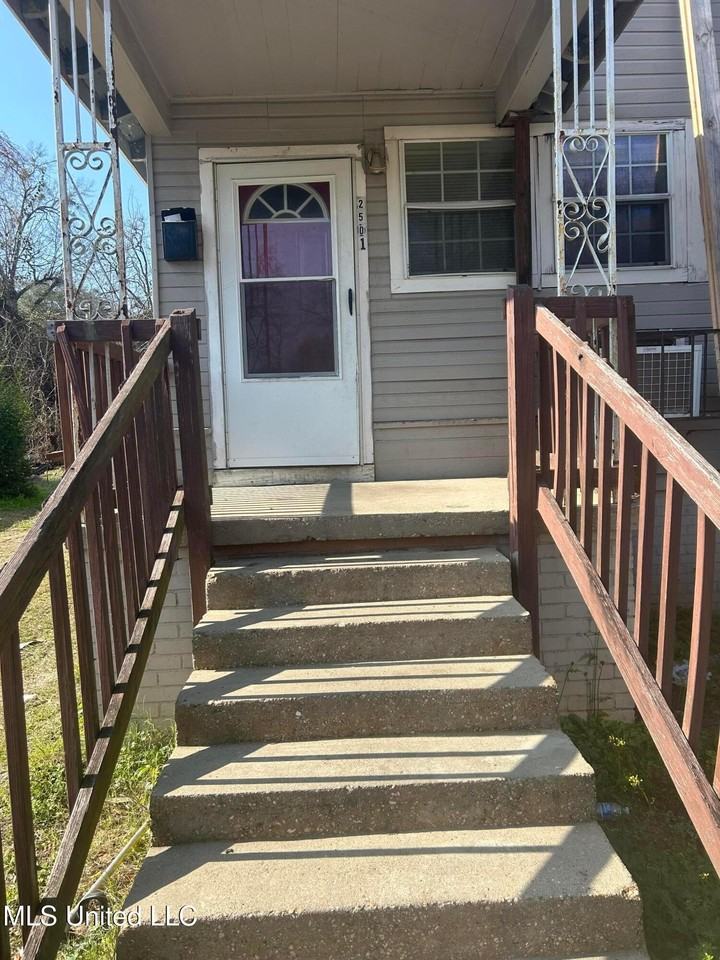 2501 Woodlawn St - Photo 2 of 8